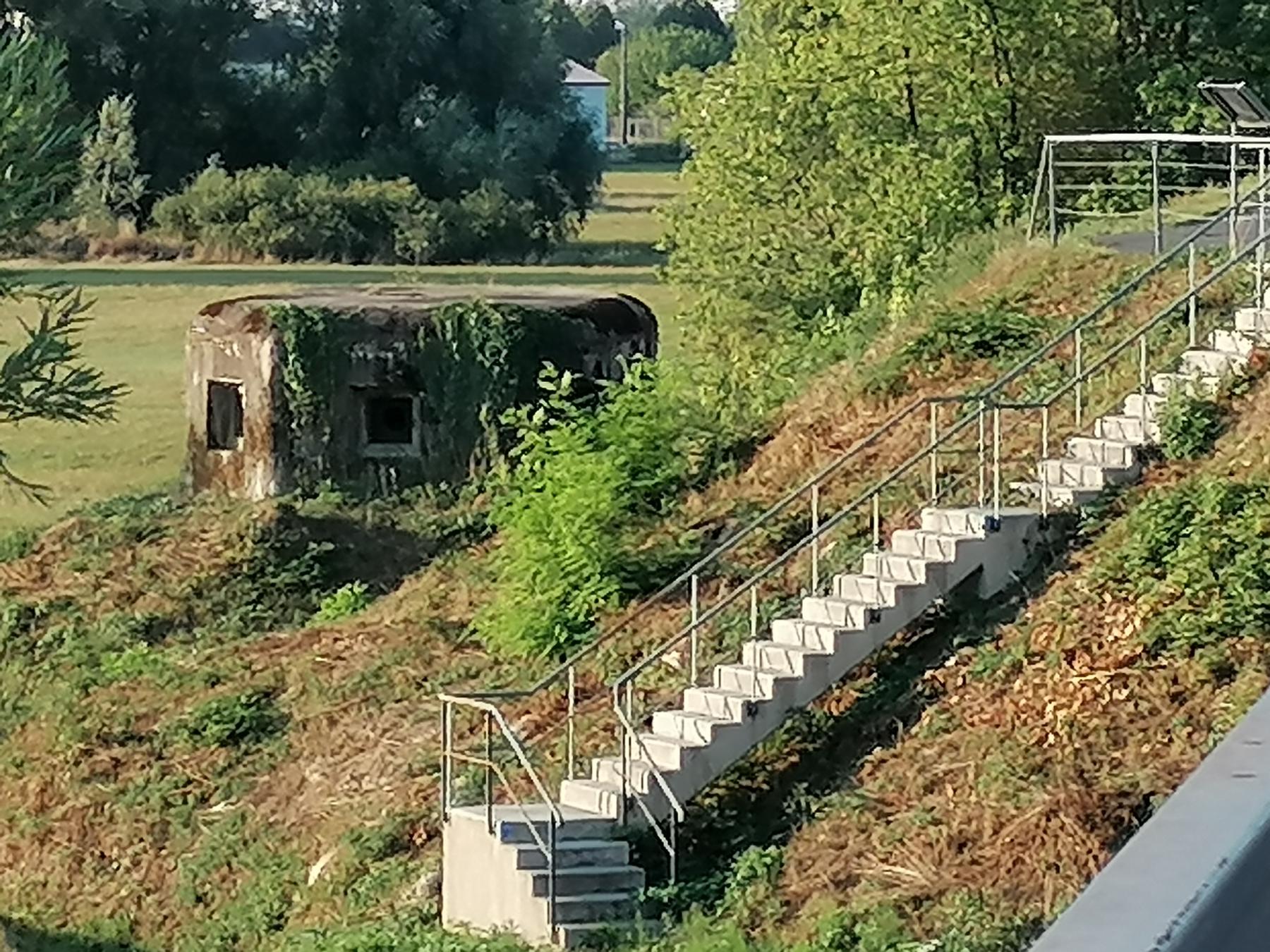 Ligne Maginot - SARRALBE BARRAGE SUD - (Blockhaus pour arme infanterie) - Vue avant du blockhaus de la rive du canal.