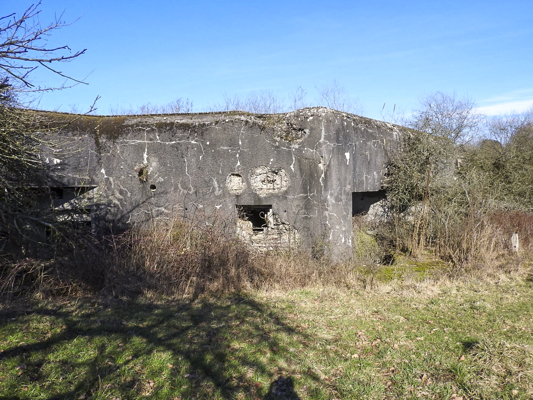 Ligne Maginot - MC13B - MC14 - (Casemate d'infanterie - double) - La façade de tir Est et les entrées à gauche.