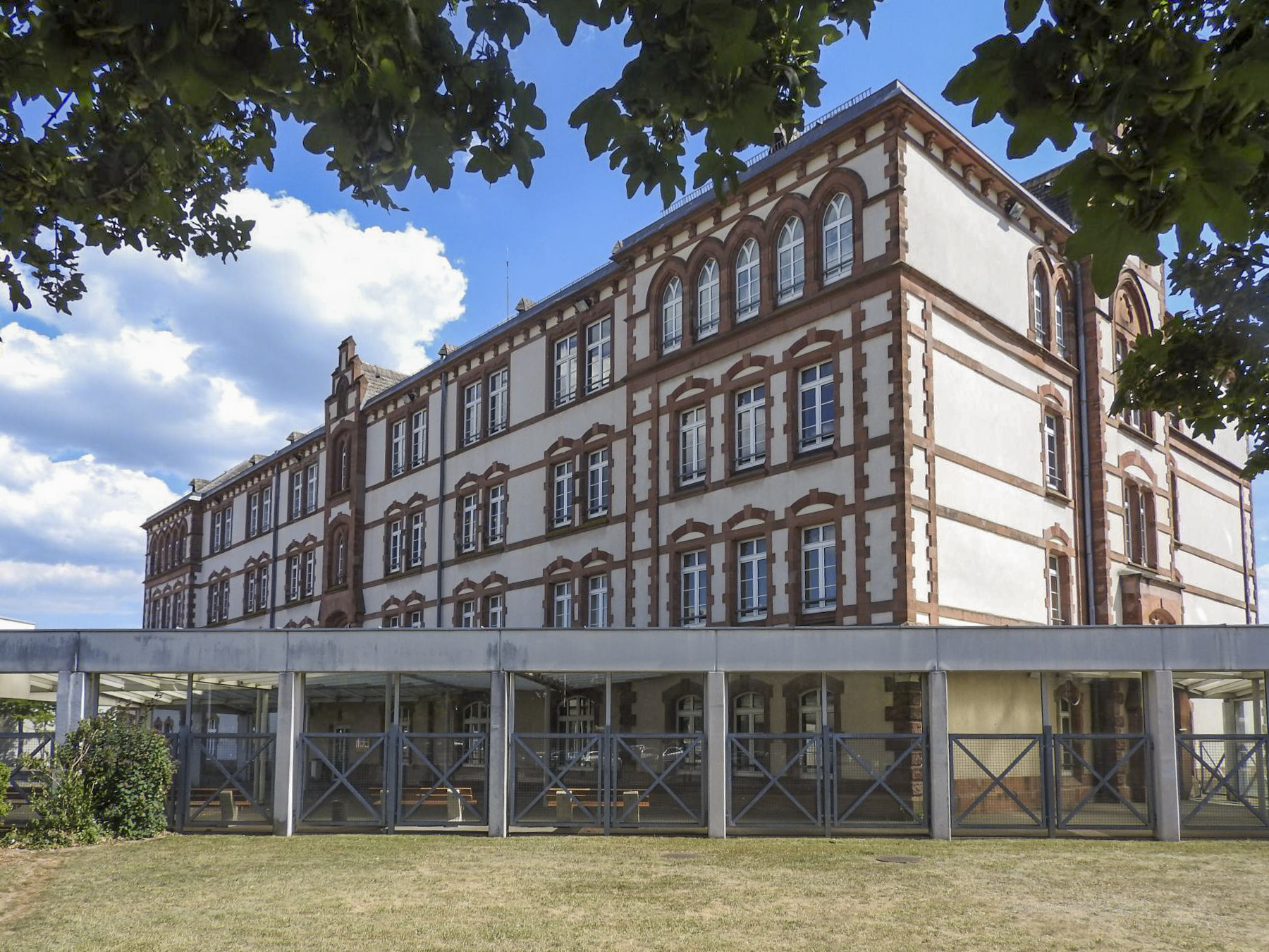 Ligne Maginot - HAGUENAU - CASERNE AIME - (Camp de sureté) - Le casernement troupe devenu Lycée d'enseignement.