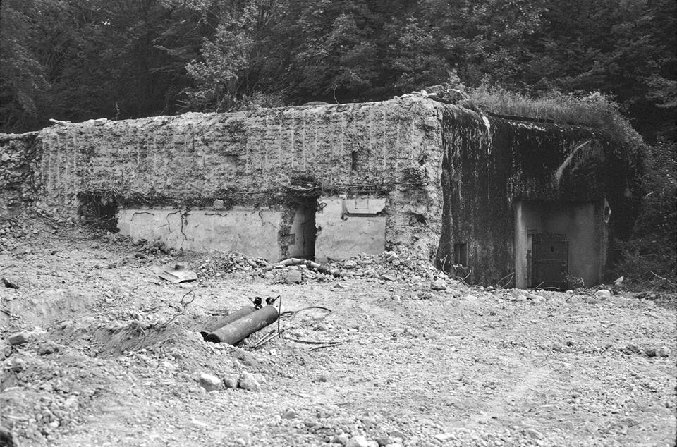 Ligne Maginot - BOIS DE KANFEN - X5 - (Abri) - Photo de l'abri lors de sa destruction partielle dans le cadre de la création de l'autoroute A31.
On y voit clairement les épaisseurs de la dalle et des parements. 