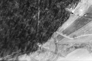 Ligne Maginot - BOIS DE BEUVEILLE - C2 - (Casemate d'infanterie) - Entourée de son réseau circulaire, la casemate est bien visible en bas au centre de la photo.
Le bloc Db318 est visible en haut à droite.

Vue aérienne prise lors d'une mission du 9 mars 1940 à 15h30 depuis une altitude de 2000 m.