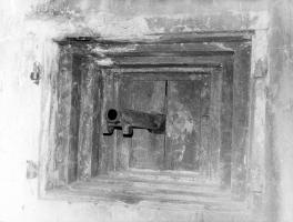 Ligne Maginot - BOIS D'OTTONVILLE - BCA1 - (Casemate d'artillerie) - Photo des années 1970.
Une pièce est remise en place dans la casemate, le canon dépasse de la plaque d'embrasure
