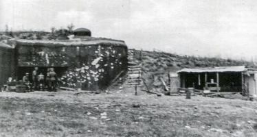 Ligne Maginot - CHENIERES EST - C12 - (Casemate d'infanterie - Simple) - Juillet 1940 - La façade Est, avec les impacts datant de juin.