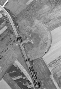 Ligne Maginot - CRUSNES EST - C25 - (Casemate d'infanterie) - Vue aérienne en 1952.
On voit encore bien l'emprise du réseau entourant la casemate. 