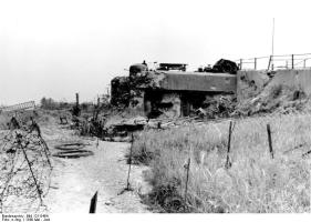 Ligne Maginot - 31/1 - PONT DE BATEAUX DE NEUF BRISACH - (Casemate d'infanterie - Double) - Vue d'ensemble en juin 1940
Le pont rail détruit est visible à l'arrière plan