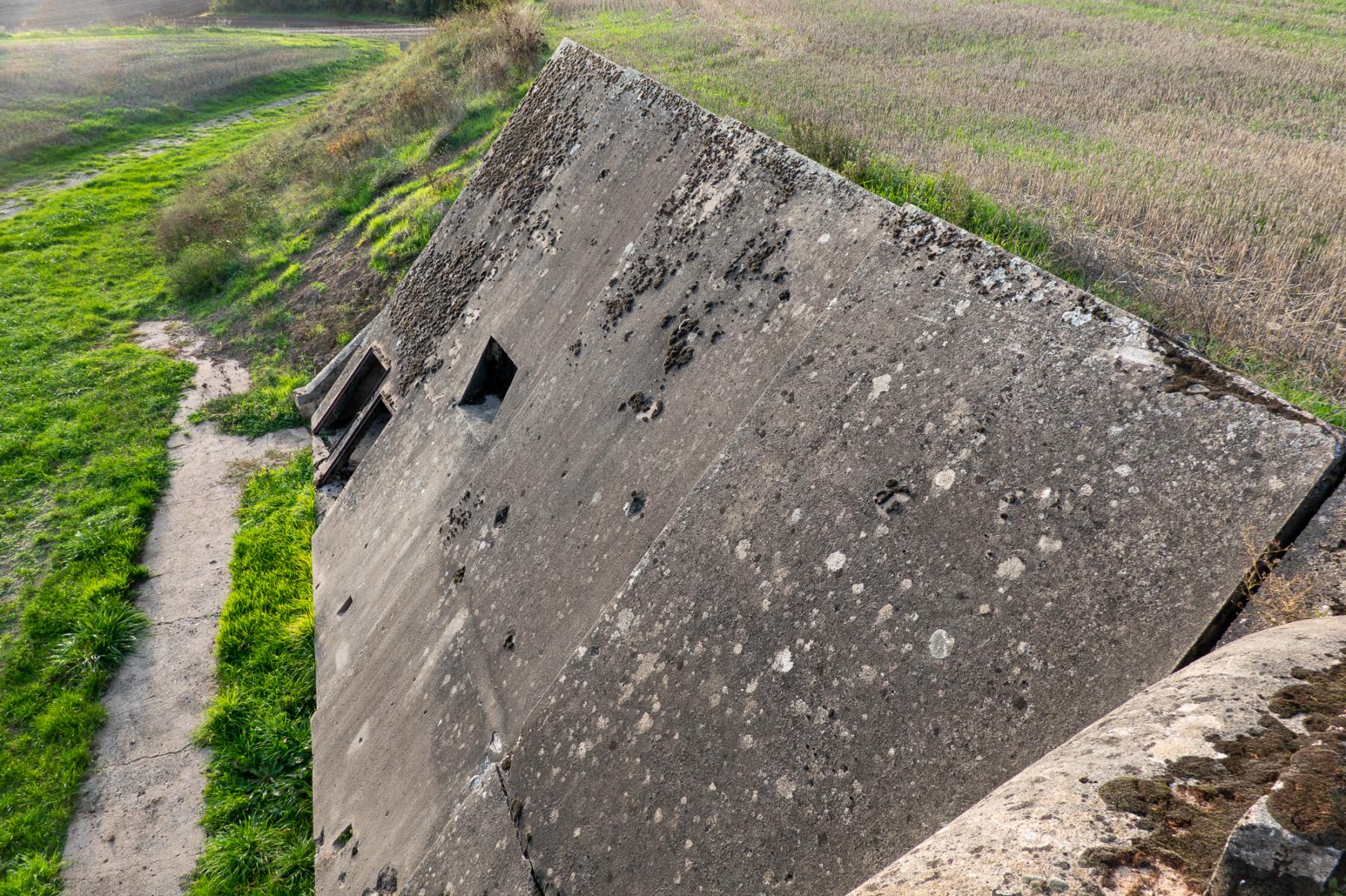 Ligne Maginot - BOVENBERG - BCA2 - (Casemate d'artillerie) - Dalles de protection des latrines extérieures