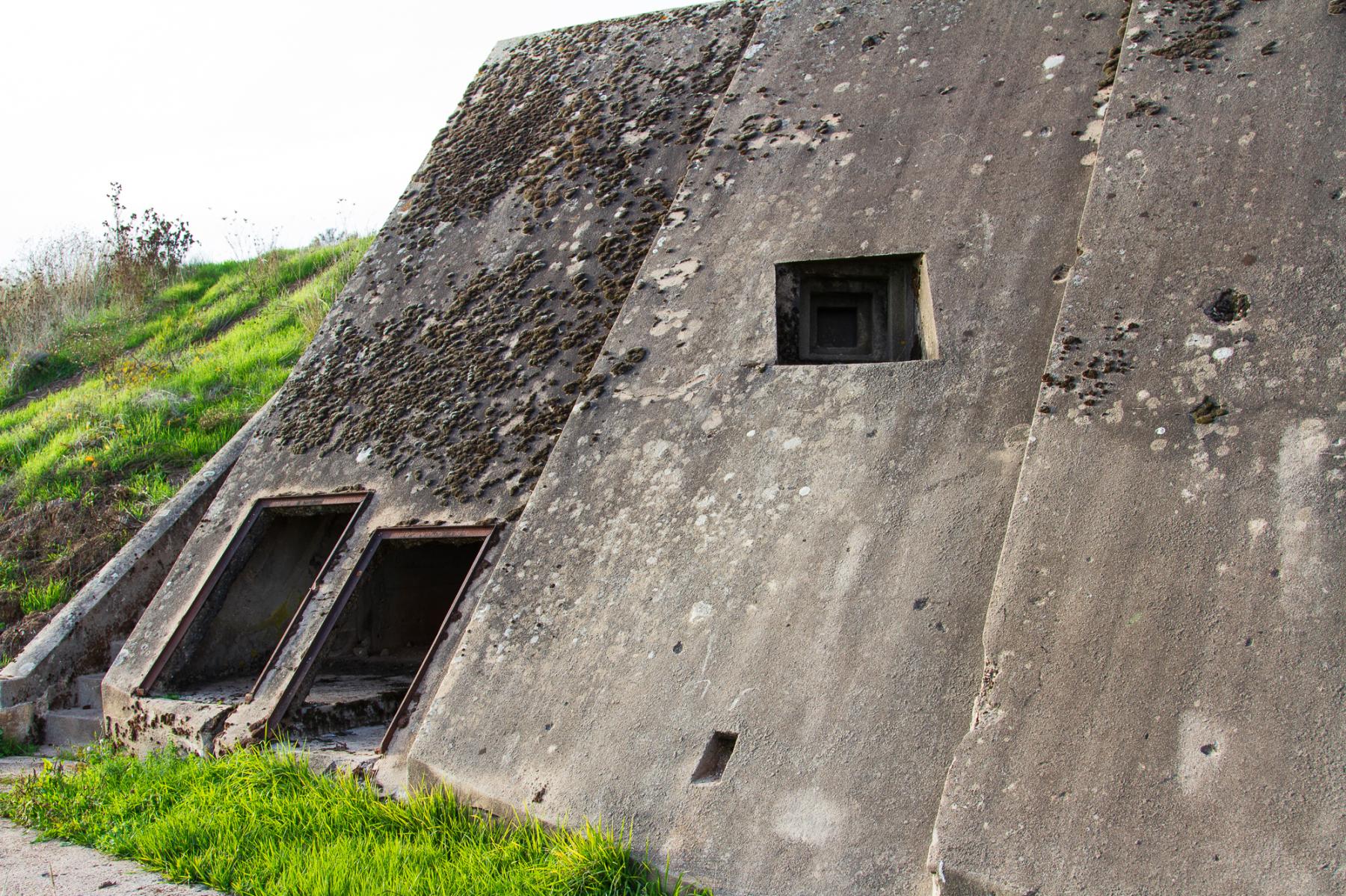 Ligne Maginot - BOVENBERG - BCA2 - (Casemate d'artillerie) - Dalle de protection des latrines.
Noter les niches pour le stockage des mines et le créneau factice