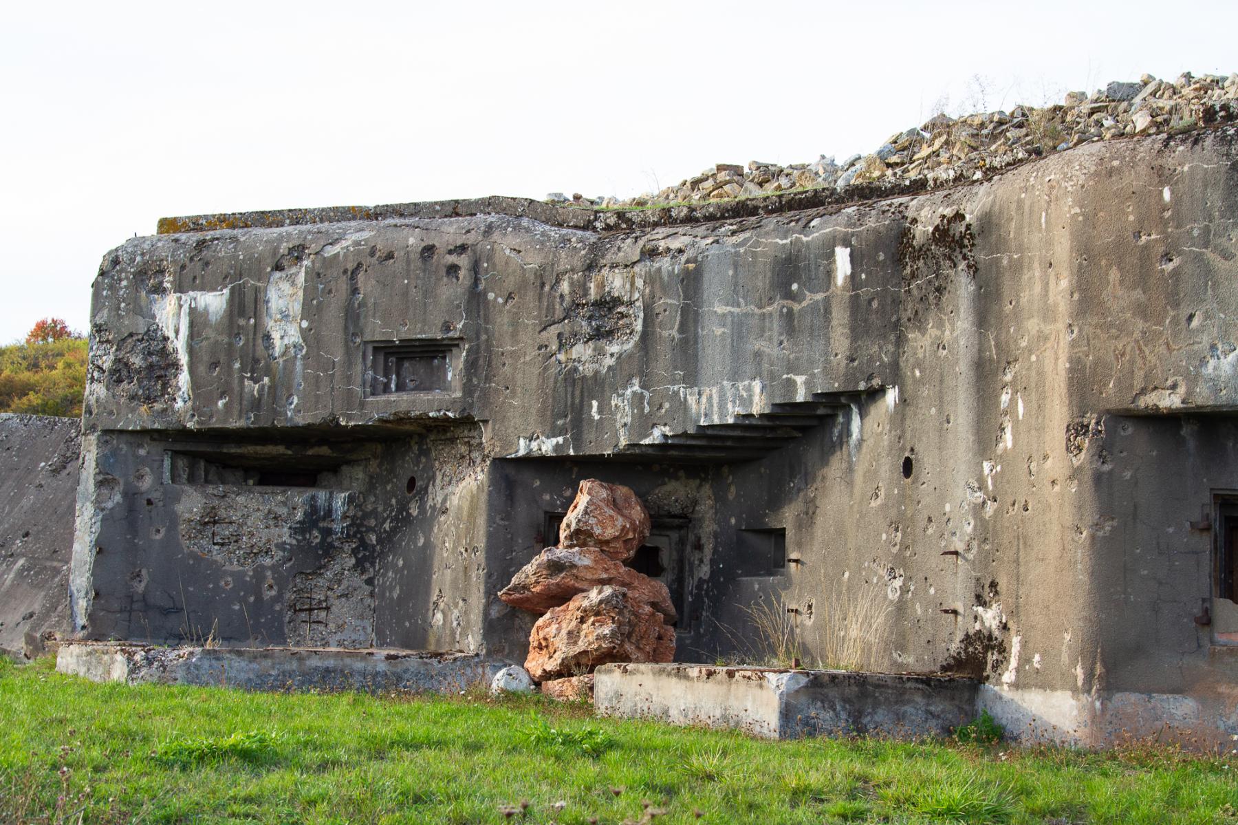 Ligne Maginot - BOVENBERG - BCA2 - (Casemate d'artillerie) - Créneau d'observation et l'un des deux créneaux pour 75bloqué par trois énormes blocs de pierre