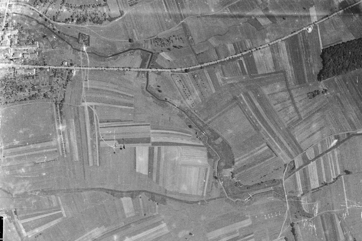 Ligne Maginot - LANGENBACH - (Inondation défensive) - Sur cette photo aérienne de 1938 l'aménagement du Langenbach en fossé antichar et les seuils qui y ont été créés sont nettement visibles. 
La digue de Weiher avec son pertuis permettant l'inondation de la zoner non aménagée est visible sur la droite de la photo, là ou commence le fossé antichar