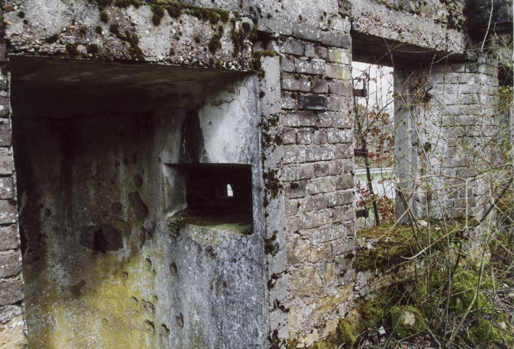 Ligne Maginot - TETERCHEN NORD - (Poste GRM - Maison Forte) - Le poste avancé avant reconstruction
L'intérieur du casernement, l’édicule avec ses créneaux FM