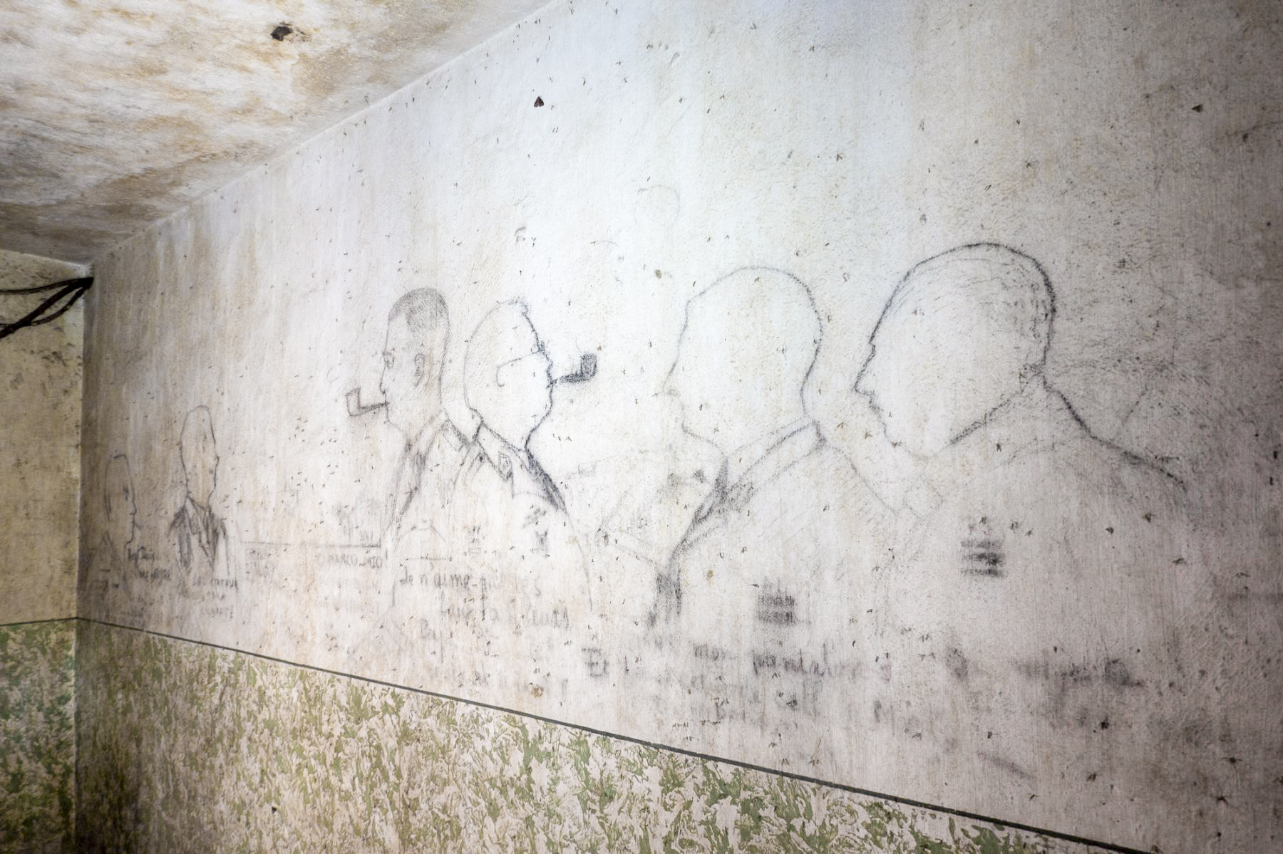 Ligne Maginot - CHENES BRULES - X23 - (Abri) - Coffre Nord
Graffitis représentant sans doute des officiers de l'unité en place