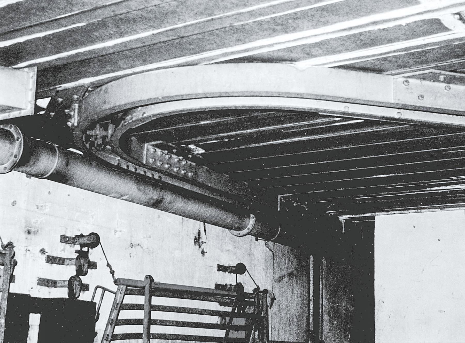 Ligne Maginot - BOIS D'OTTONVILLE - BCA1 - (Casemate d'artillerie) - Photo des années 1970. 
le système de monorail permettant la manutention des munitions et des pièces