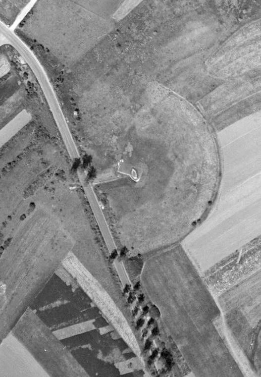Ligne Maginot - CRUSNES EST - C25 - (Casemate d'infanterie) - Vue aérienne en 1952.
On voit encore bien l'emprise du réseau entourant la casemate. 