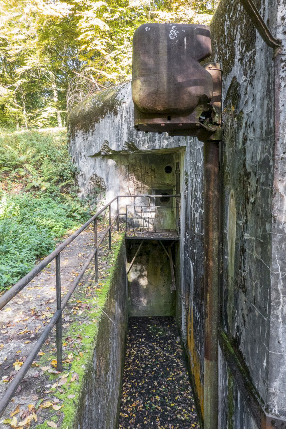 Ligne Maginot - BOUSSE - A24 - (Ouvrage d'infanterie) - Bloc 2
Fossé diamant et projecteur blindé