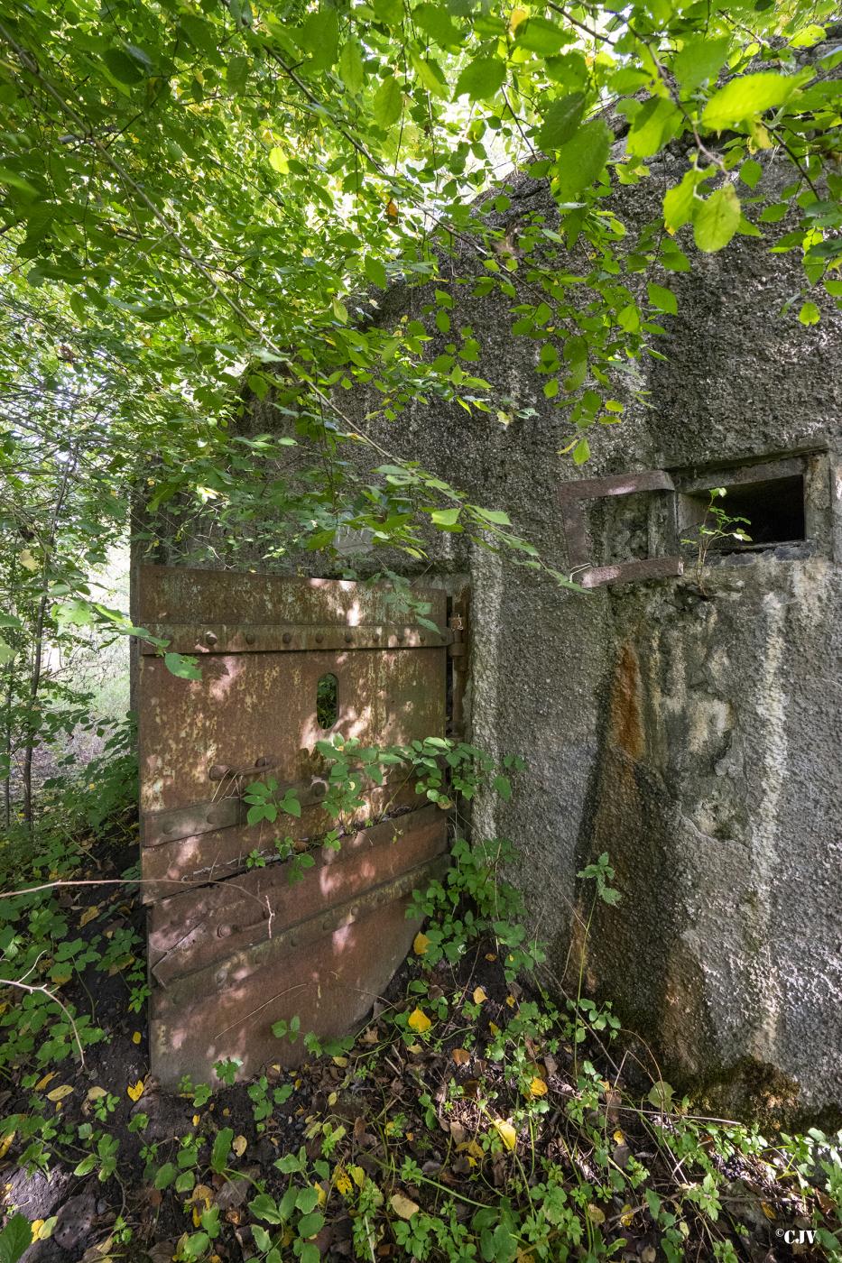 Ligne Maginot - B323 - LOUVIL - (Blockhaus pour canon) - L'accès est condamné par un dépôt de terre bloquant la porte.