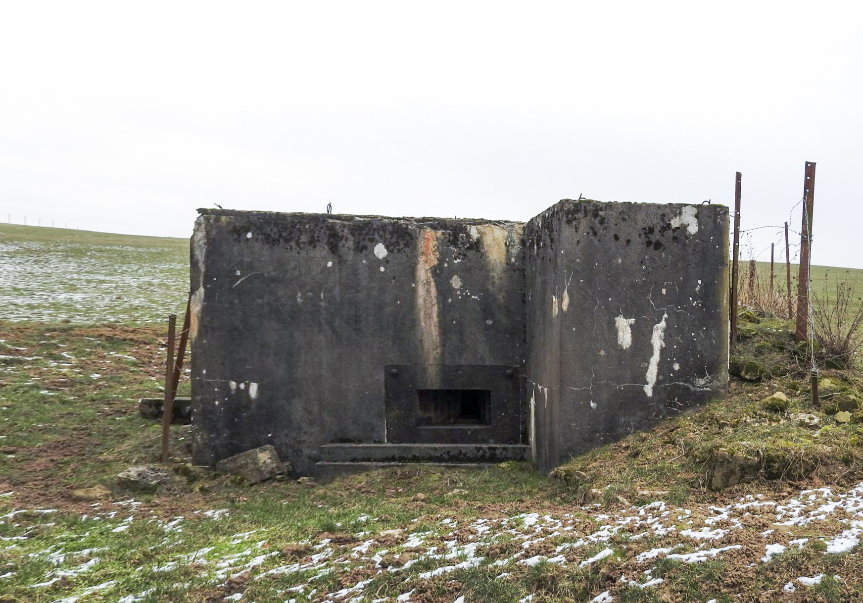 Ligne Maginot - KUHFELDER 2 - (Blockhaus pour arme infanterie) - La façade de tir pour mitrailleuse.