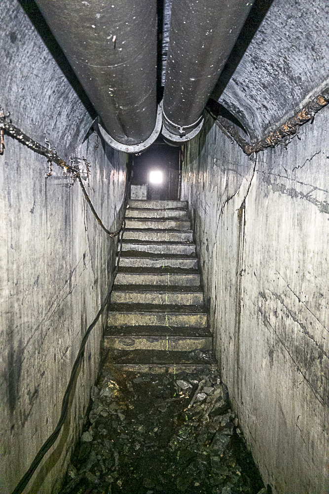 Ligne Maginot - CAVE A CANON - (Ouvrage d'infanterie) - Escalier depuis le sous-sol.
La lumière dans l'axe correspond à l'un des créneaux JM.