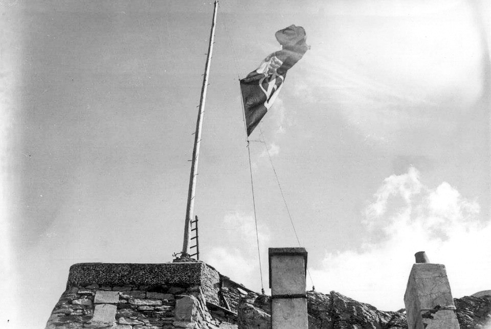 Ligne Maginot - REDOUTE RUINEE - (Ouvrage d'infanterie) - L'avant poste le 02 juillet 1940
Les couleurs italiennes sont hissées sur l'avant poste.