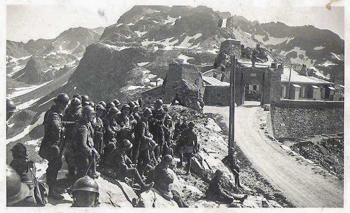 Ligne Maginot - REDOUTE RUINEE - (Ouvrage d'infanterie) - Eléments du 70° BAF devant l'ouvrage de la Redoute Ruinée