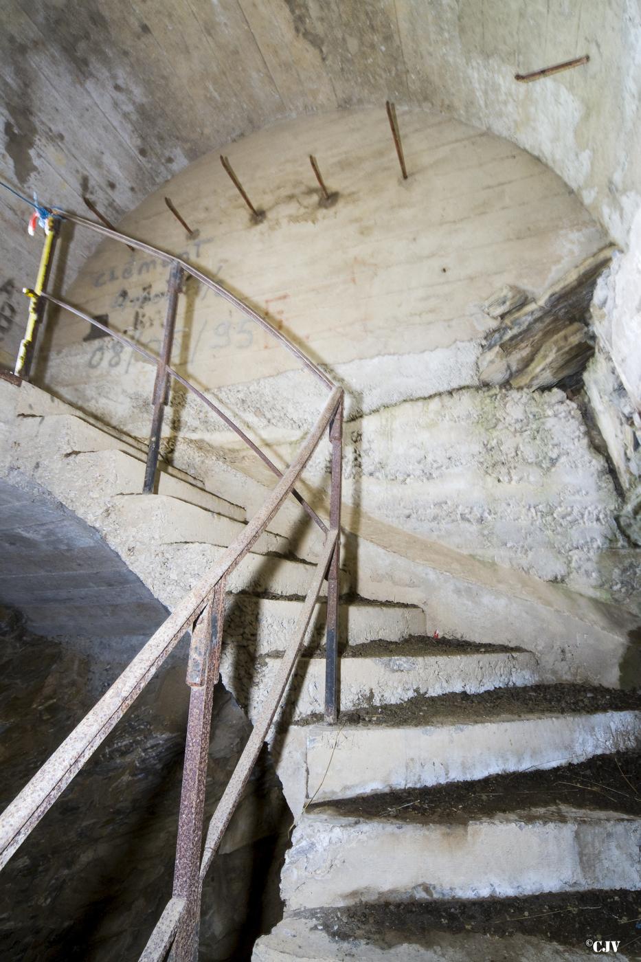 Ligne Maginot - LE TRUC - (Position d'artillerie préparée) -  L'escalier vers le magasin sous roc