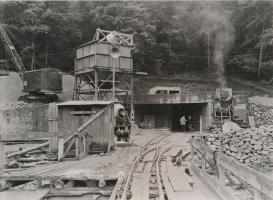 Ligne Maginot - METRICH - A17 - (Ouvrage d'artillerie) - Construction de l'ouvrage par la société La Construction Générale
Photo prise aux environs de 1932
L'entrée du chantier