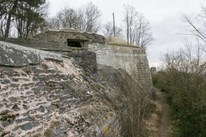 Ligne Maginot - Bb7-B - CHARLEMONT - Ouest - À noter que la dame située sur le rempart a été arasée pour libérer le champ de tir.