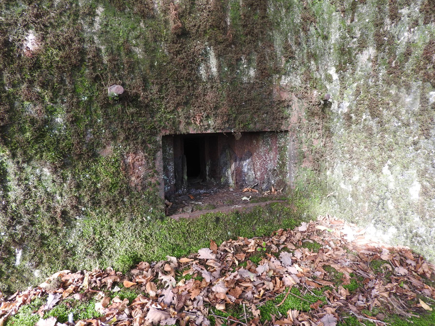 Ligne Maginot - BB35 - (Blockhaus pour arme infanterie) - L'embrasure pour mitrailleuse et la trémie Condé.