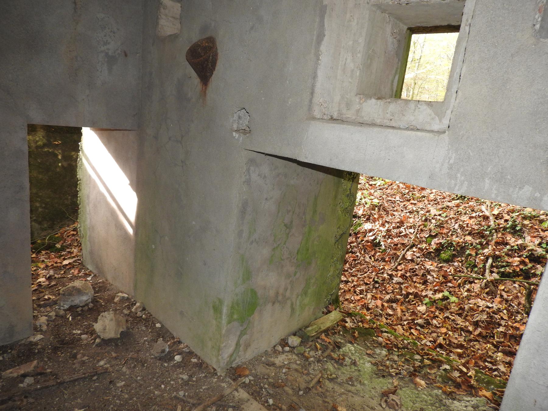 Ligne Maginot - KAISERWALD - (Blockhaus pour canon) - Les entrées et la niche pour une ventilation au-dessus de l'entrée matérielle.