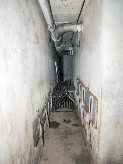 Ligne Maginot - GROS BOIS - X1 (QUARTIER LUDELANGE - I/128°RIF) - (Abri) - Le couloir du fond, servant de réfectoire