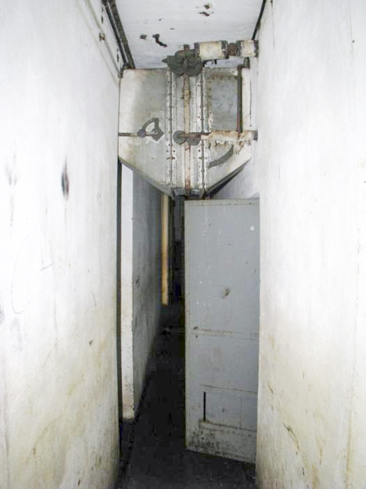 Ligne Maginot - GROS BOIS - X1 (QUARTIER LUDELANGE - I/128°RIF) - (Abri) - L'aérotherme
Cet équipement est un échangeur de chaleur placé sur la gaine d'arrivée d'air de l'abri et alimenté en vapeur basse pression par la chaudière au charbon installée dans la cuisine. Il est destiné au réchauffement de lair renouvelé dans l'abri