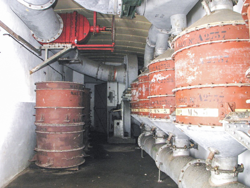 Ligne Maginot - GROS BOIS - X1 (QUARTIER LUDELANGE - I/128°RIF) - (Abri) - Le local de ventilation
Vue sur les filtres à papier et charbon utilisés pour nettoyer l'air extérieur en cas d'attaque par gaz.