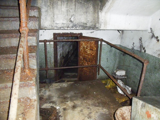 Ligne Maginot - KREKELBUSCH - X15 - (Abri) - Le bas du puits sud, 
Départ de l'égout visitable