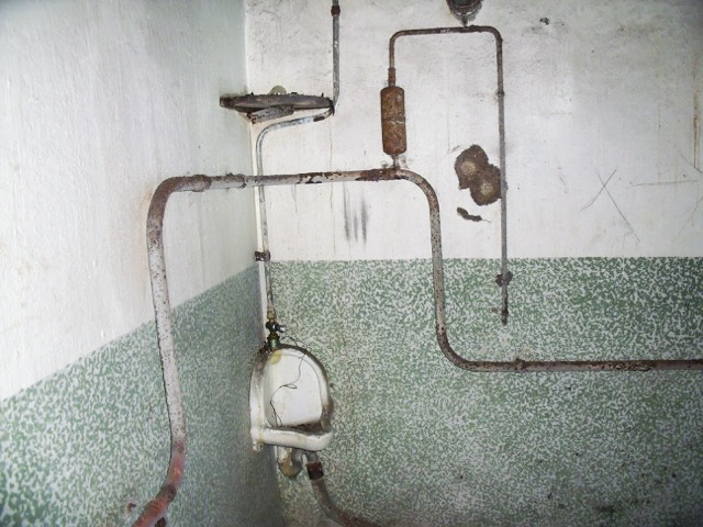 Ligne Maginot - KREKELBUSCH - X15 - (Abri) - Un urinoir et le tuyau du chauffage central