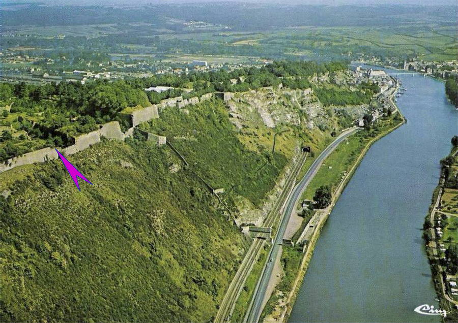 Ligne Maginot - CHARLEMONT - SUD - (Observatoire d'artillerie) - Positionnement de l'observatoire sur une carte postale des années 1970.