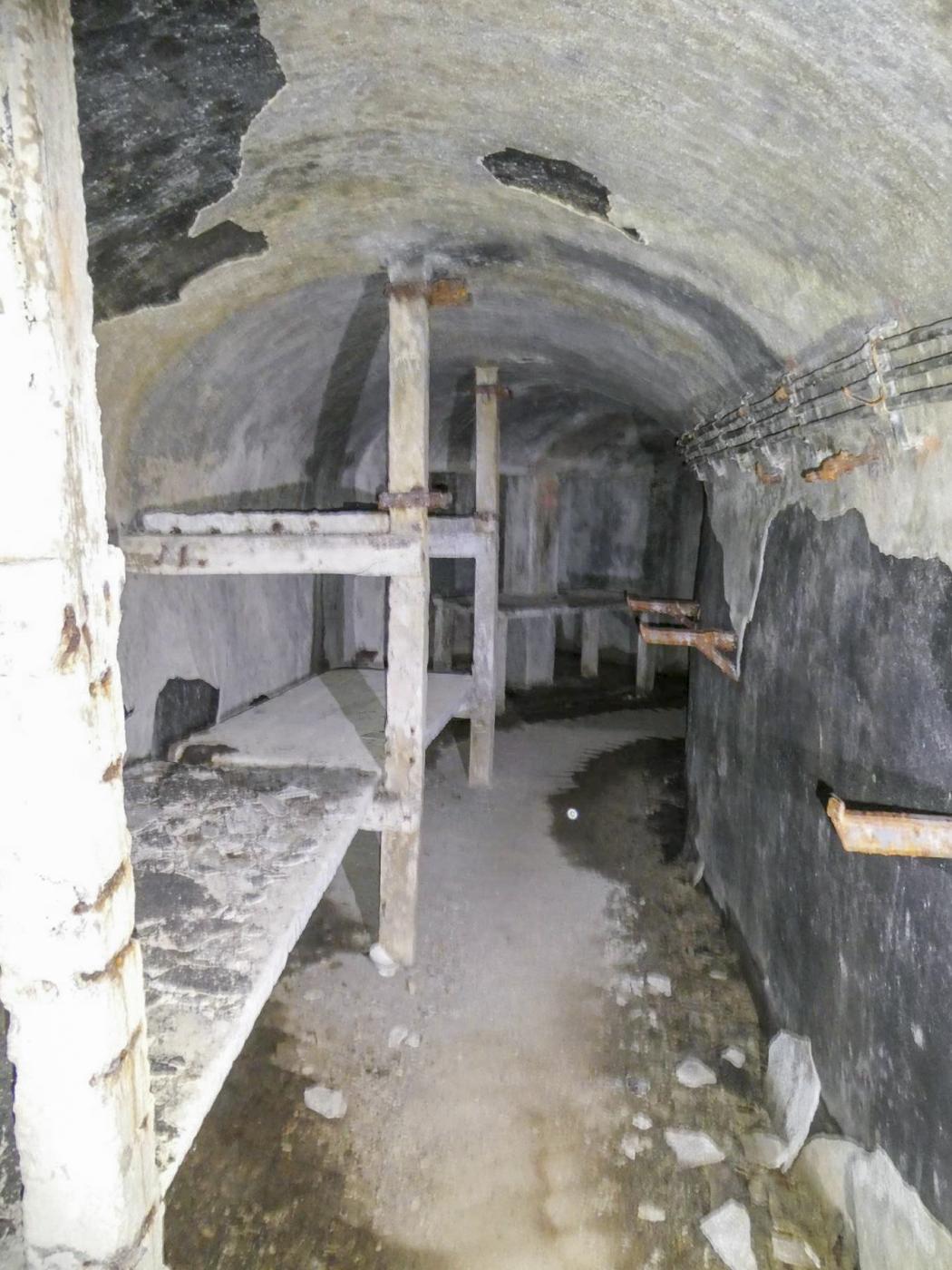 Ligne Maginot - SELOGES - (Ouvrage d'infanterie) - Casernement
Alignement de lits 