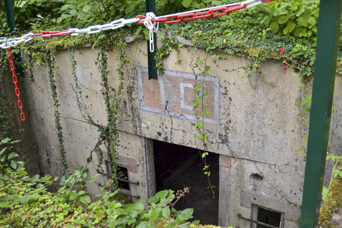 Ligne Maginot - LONKICH (SOUS QUARTIER BOLER - 1° CM) - (PC de Sous-Quartier) - Autre alvéole du site - Accès marqué par chaînes rouges et blanches par sécurité.