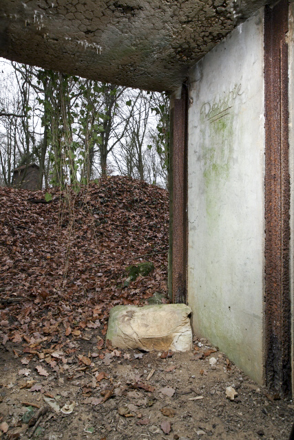 Ligne Maginot - CB118-C - OBERHEIDE 02 - (Blockhaus pour canon) - On notera la présence d'un sac de ciment solidifié par le temps, ainsi que d'une inscription murale 'Désiré'.