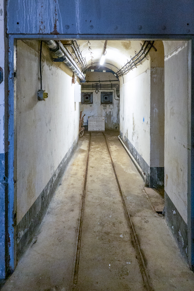 Ligne Maginot - JANUS - (Ouvrage d'artillerie) - Bloc 1
Couloir allant du garage à l'intérieur de l'ouvrage, couvert par deux créneaux FM de défense intérieure