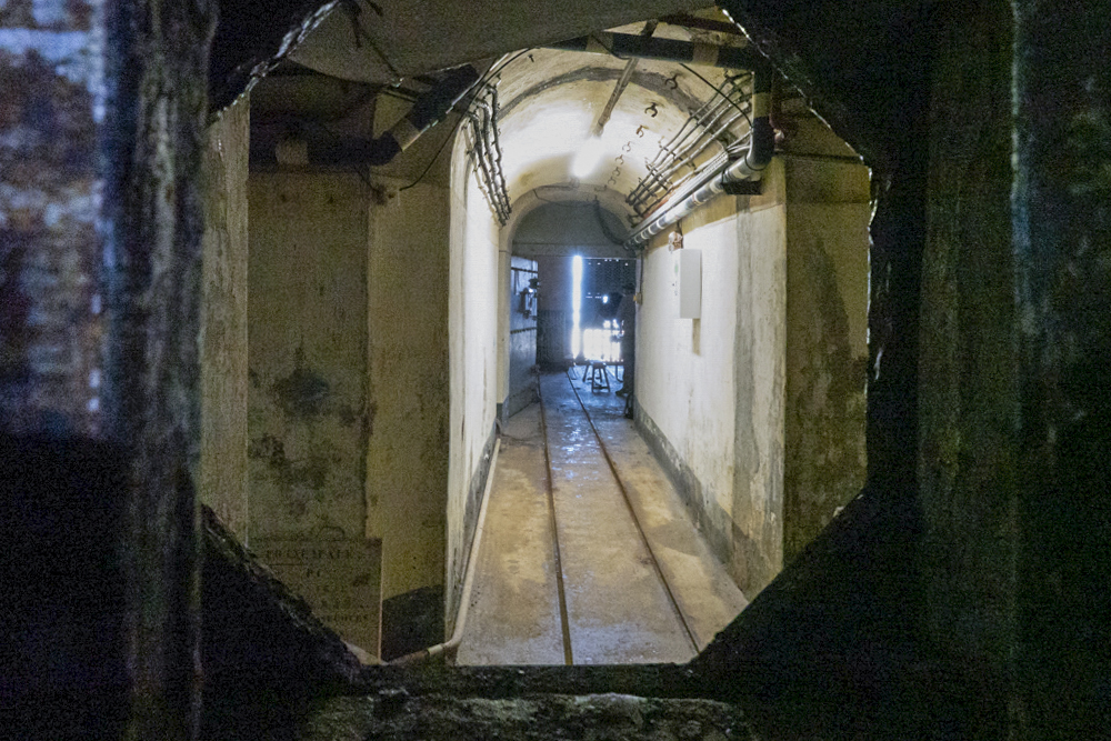 Ligne Maginot - JANUS - (Ouvrage d'artillerie) - Bloc 1
Le couloir d'entrée vu à travers l'un des deux créneaux FM de défense intérieure