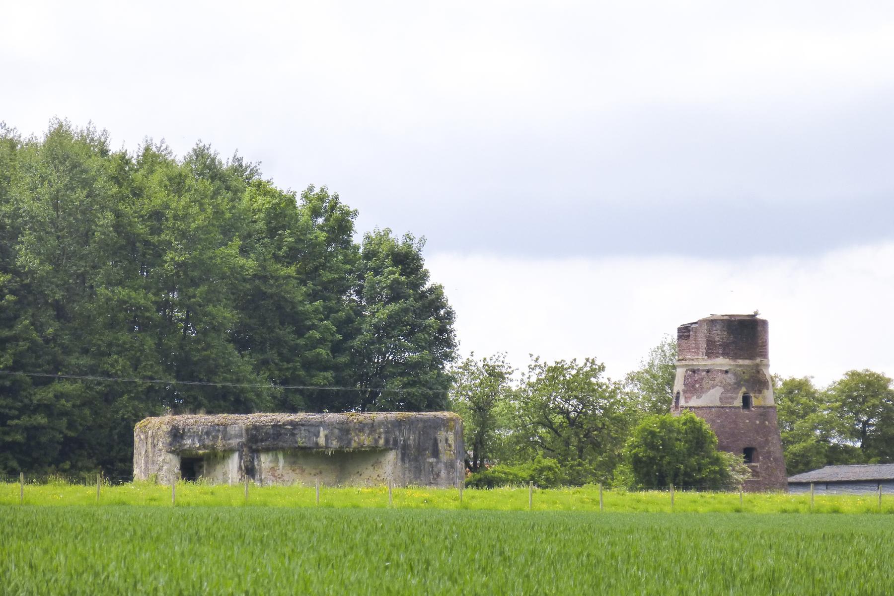 Ligne Maginot - A71 - MOULIN-RICHARD EST - (Blockhaus pour canon) - Photo prise dans son environnement à proximité de la tour ruinée de la Ferme Richard.