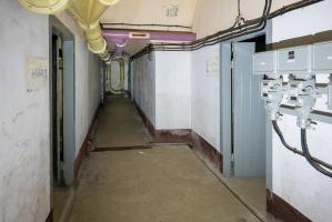 Ligne Maginot - JANUS - (Ouvrage d'artillerie) - A gauche, la pharmacie. A droite la salle d'attente du Poste de Secours