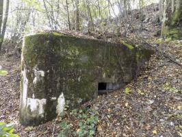 Ligne Maginot - BB52 - MAIRUPT - (Blockhaus pour canon) - Face gauche, créneau AC et créneau Hotchkiss caché sous terre