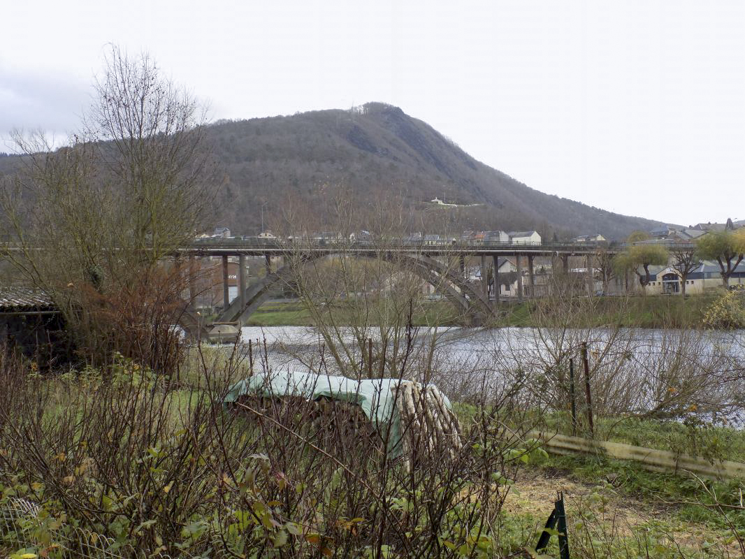 Ligne Maginot - BB37-A - DEVANT REVIN - (Blockhaus de type indéterminé) - Vue vers le pont