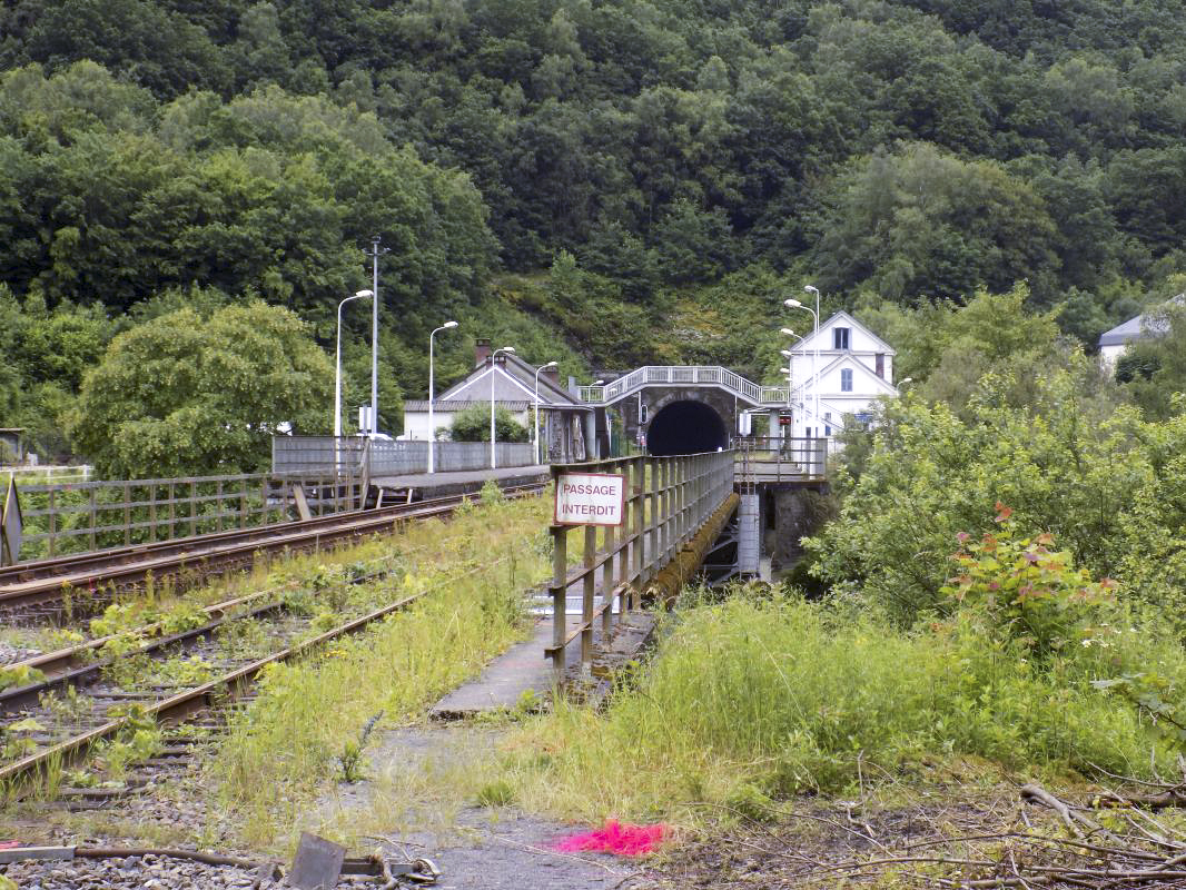 Ligne Maginot - BB59 - LES VANNELLES - (Blockhaus pour canon) - Face frontale, vue direction de tir AC, à travers le pont vers la gare
