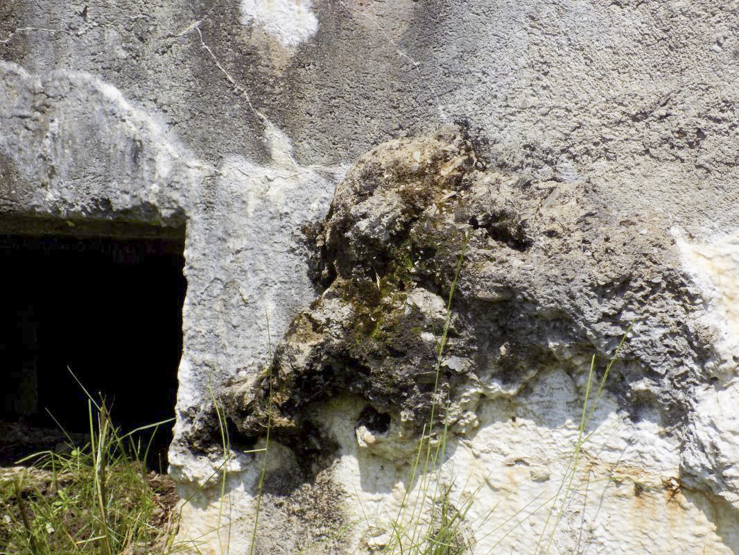 Ligne Maginot - BB72-C - LA COUPE DE LA PRE - (Blockhaus pour canon) - Détail du béton ajouté sur la surface des murs à plusieurs endroits