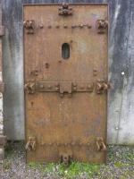 Ligne Maginot - DAMBACH EGLISE - (Casemate d'infanterie - Simple) - Porte blindé déposé sur le mur de l'enceinte de l'église