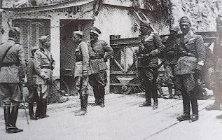 Ligne Maginot - PONT SAINT LOUIS (BARRAGE RAPIDE) - (Blockhaus pour canon) - Officiers italiens devant la barrière
