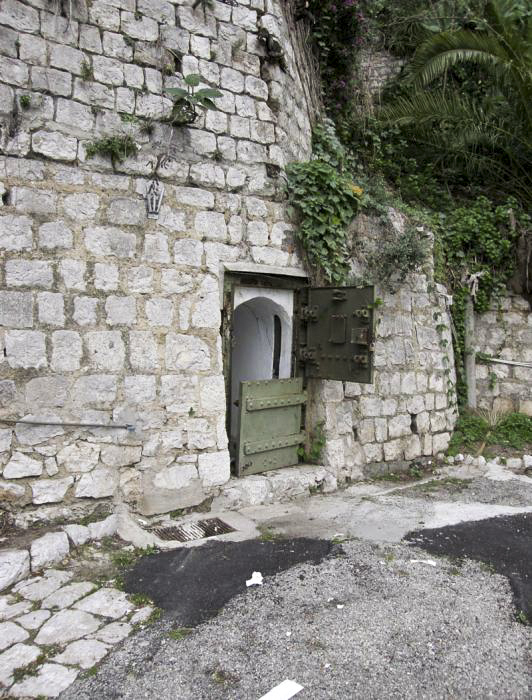 Ligne Maginot - PONT SAINT LOUIS (BARRAGE RAPIDE) - (Blockhaus pour canon) - La porte d'entrée ne peut plus être refermée suite à un mouvement de terrain
2014