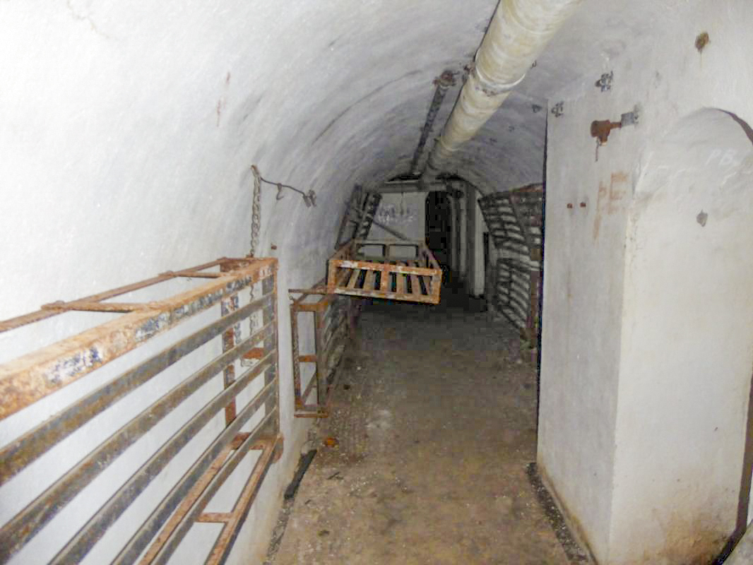 Ligne Maginot - CASTES RUINES (CR) - (Ouvrage d'infanterie) - Le casernement intérieur