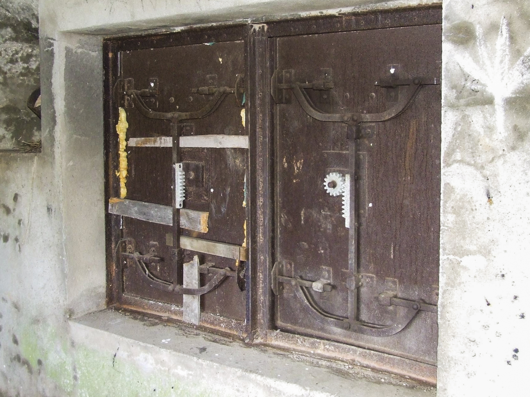 Ligne Maginot - BB45 - (Blockhaus pour canon) - Les portes de l'entrée matériel vues de l'intérieur. On voie bien le système de fermeture.